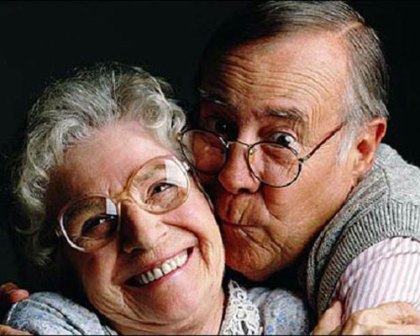 Pareja de ancianos felices